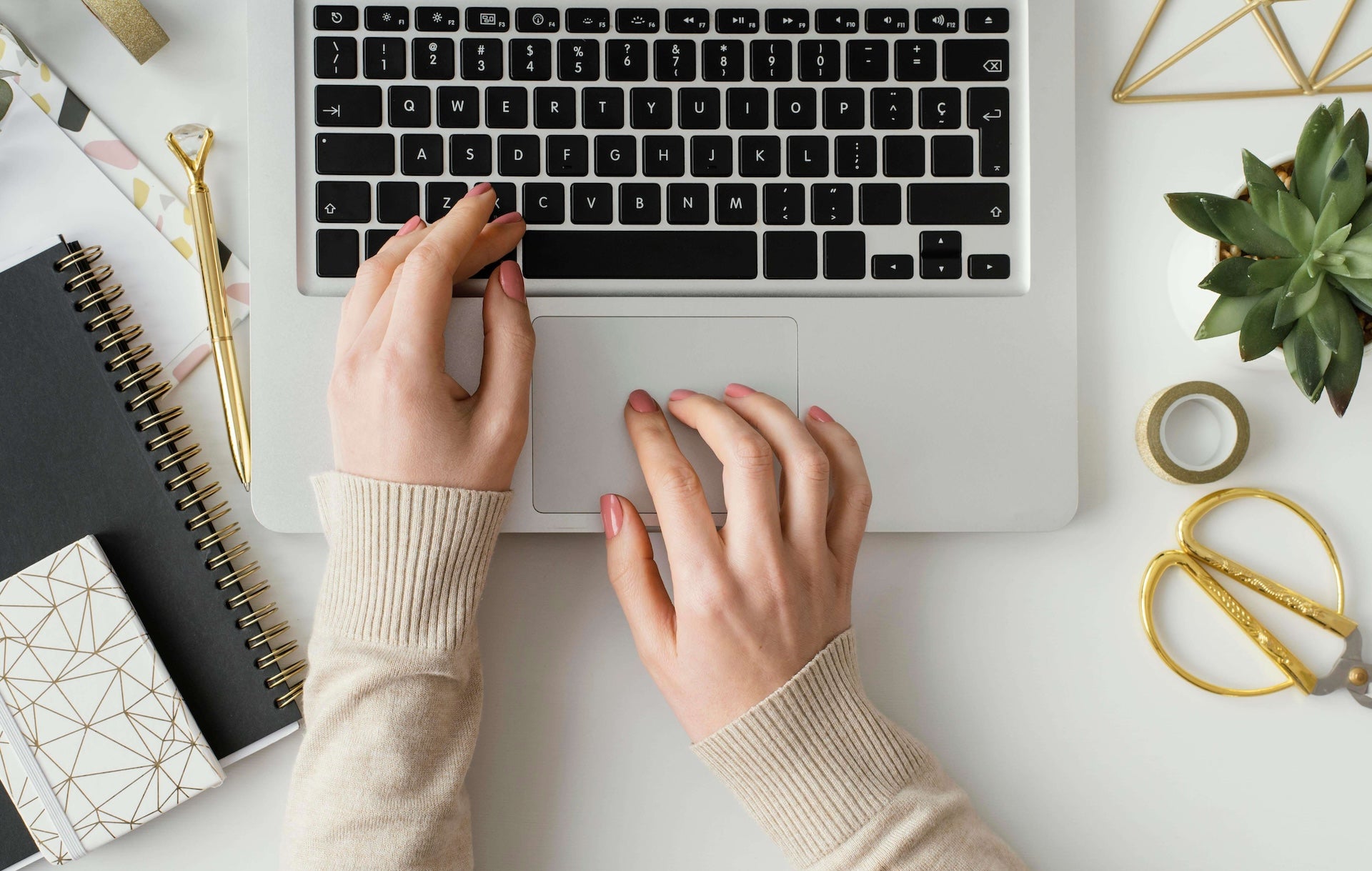 Office manicure: Κομψές επιλογές για όλες τις ώρες